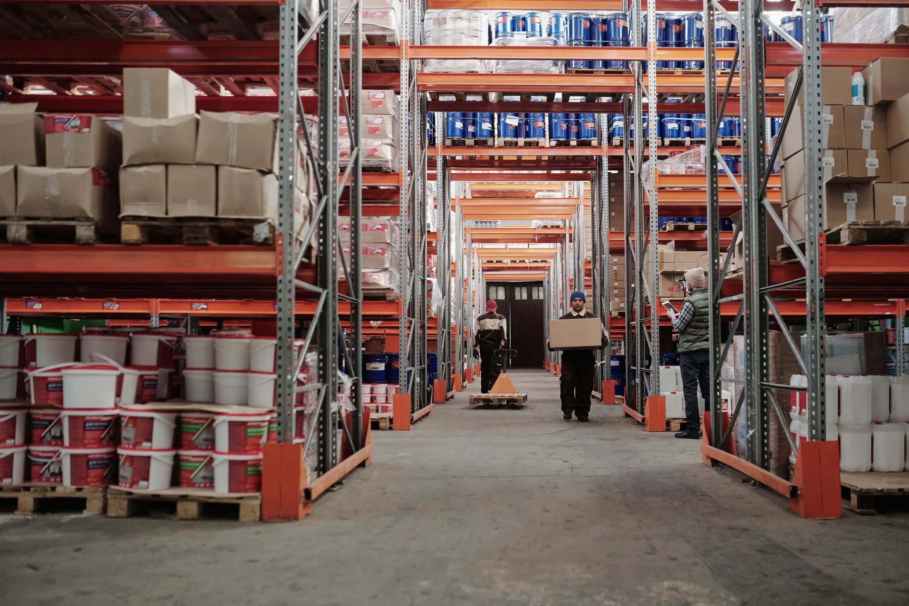 Opérateurs logistiques travaillant dans les rayonnages d’un entrepôt